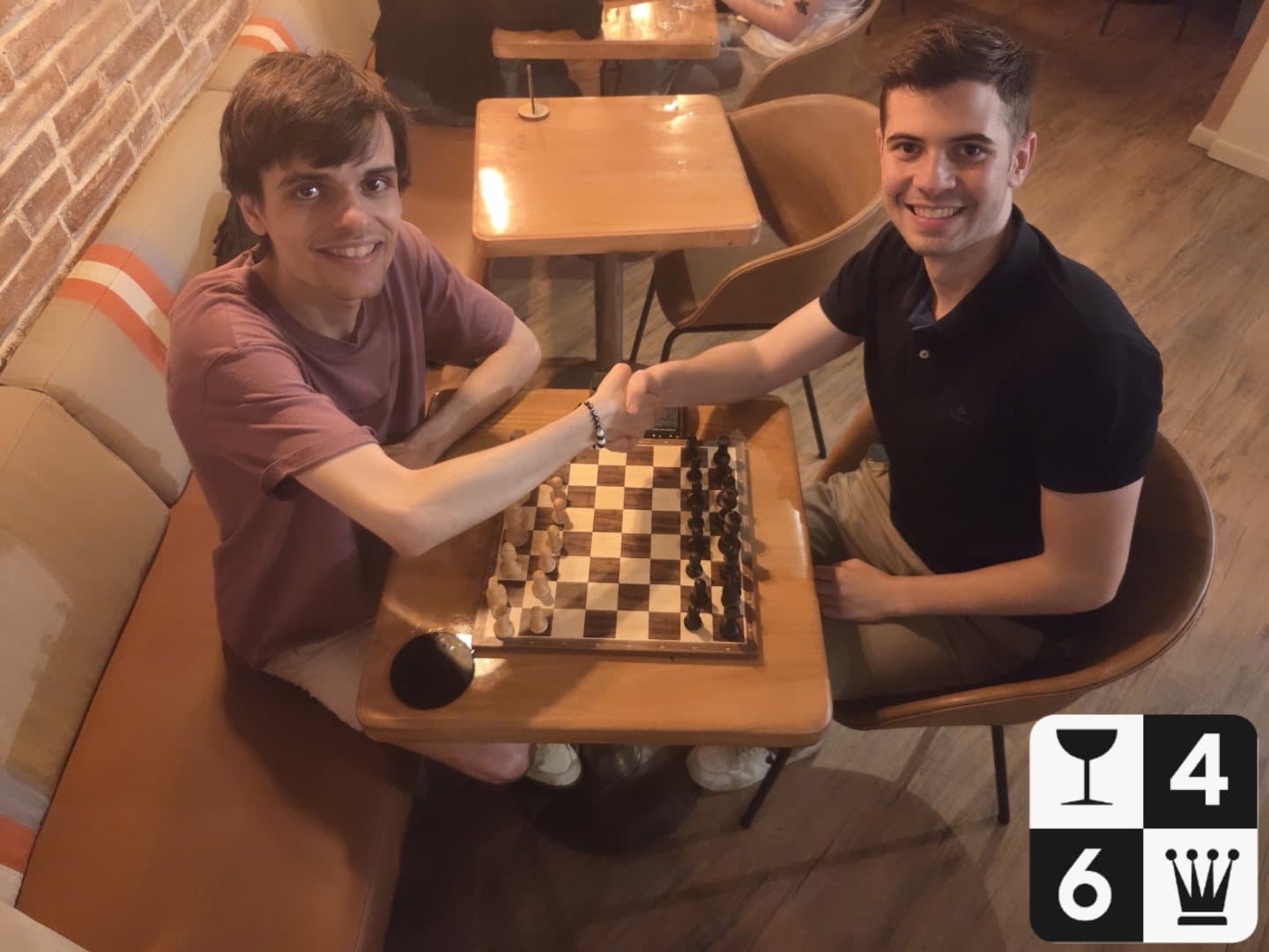 Encaixada sobre el tauler al Bar 64
