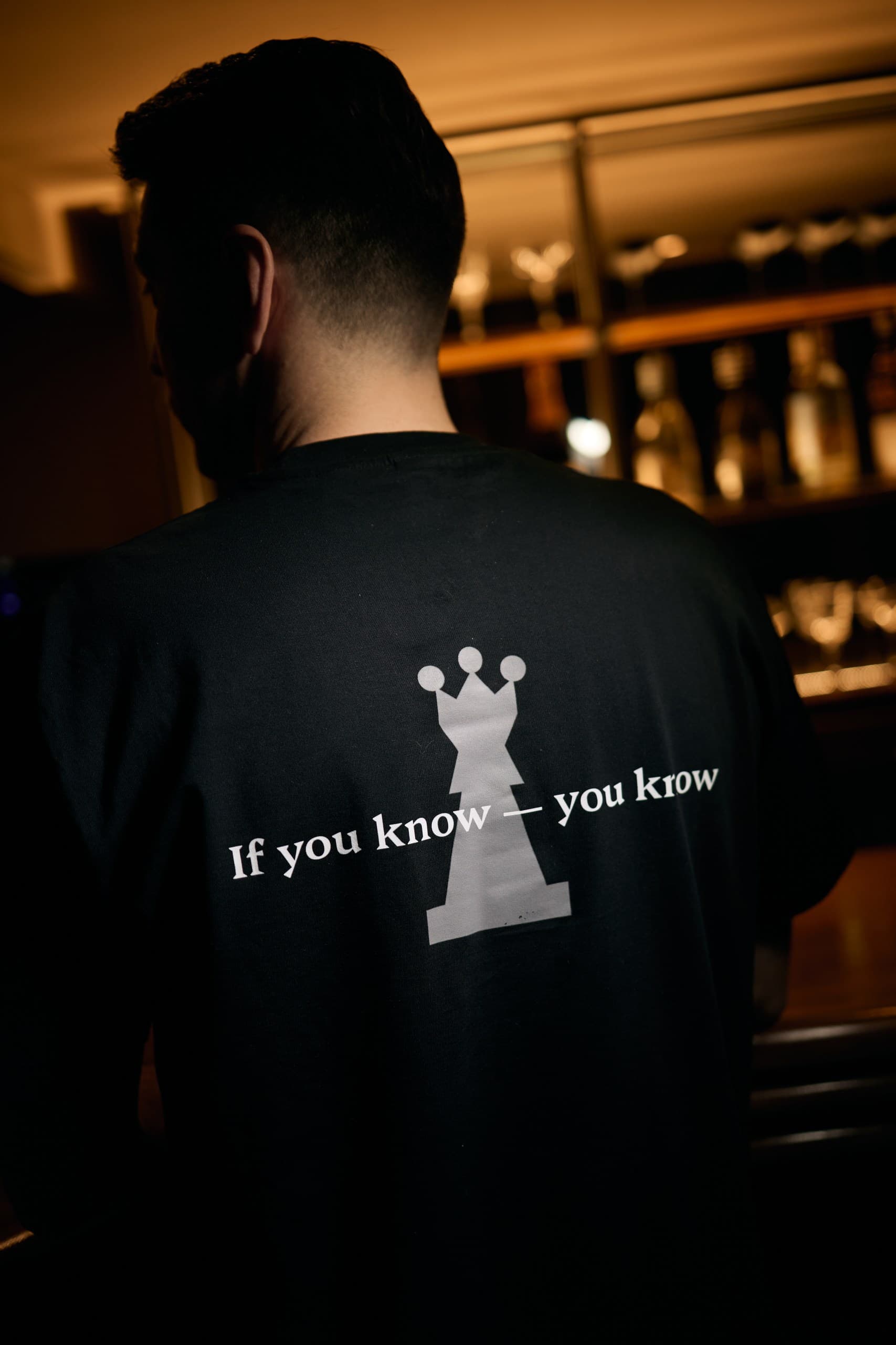 Samarreta «If you know you know» al Bar 64